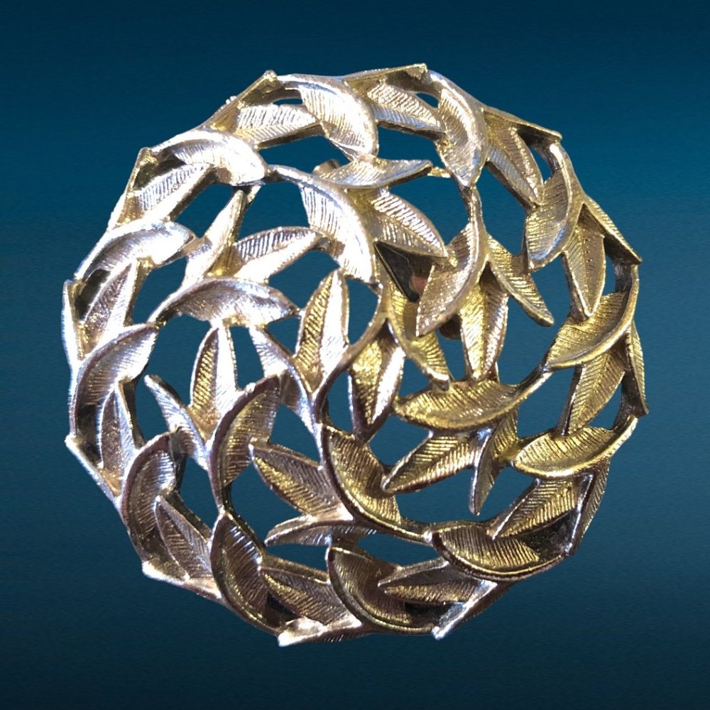 VINTAGE GOLD TONE Circle of Leaves Open Metalwork Brooch Pin